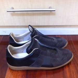 8/10 worn 2x Shoestrings Black pair White pair